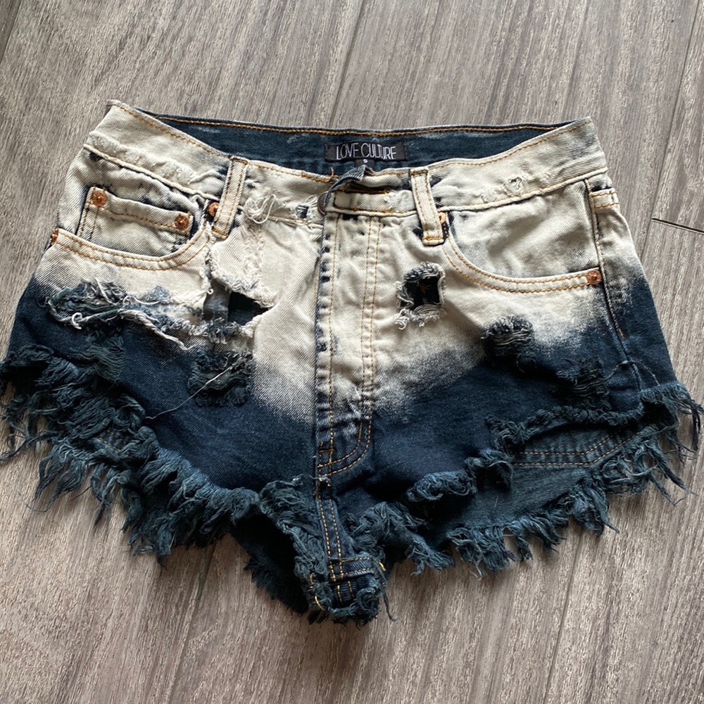 Love culture super distressed ombré shorts size small.